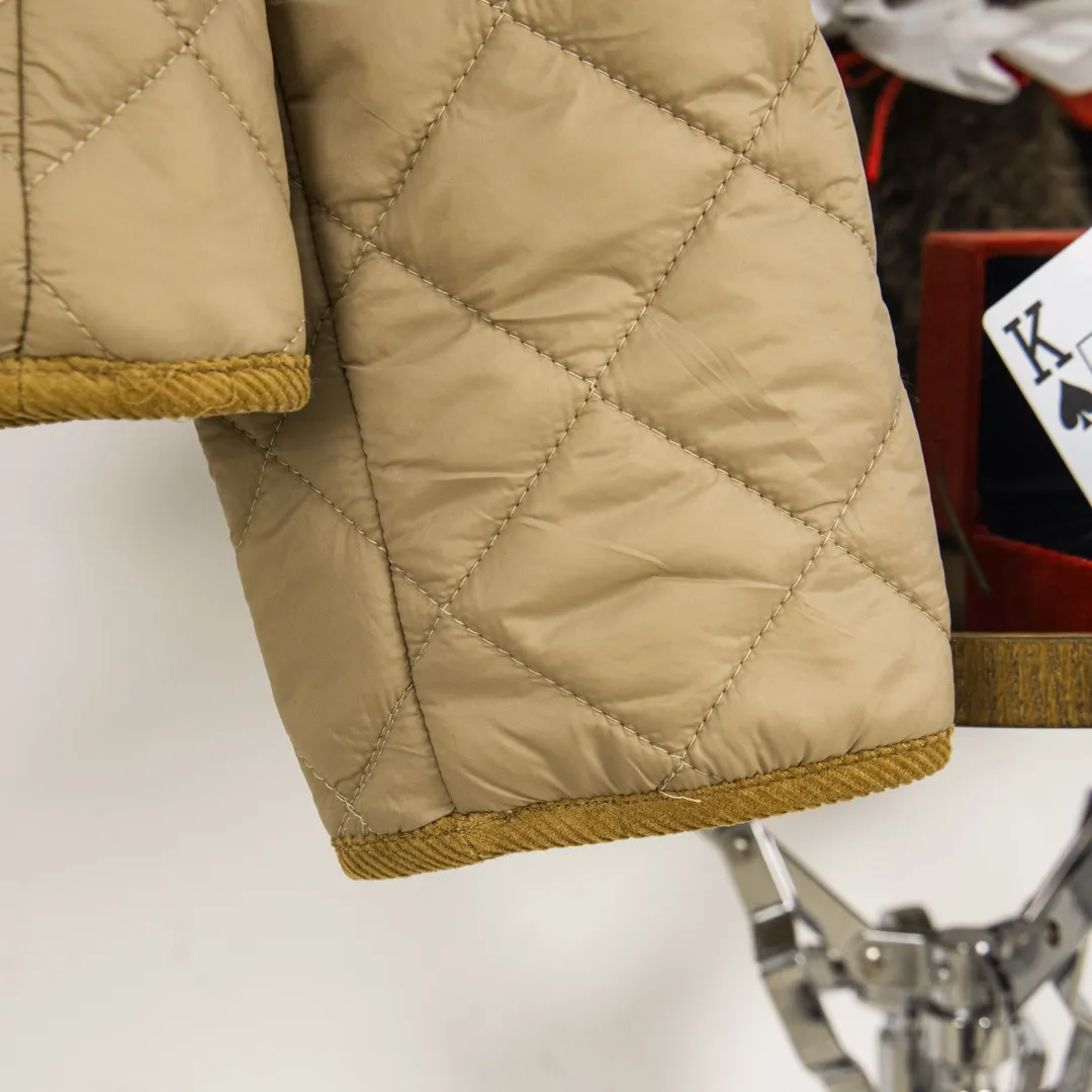 P390 zp version [Exclusive supply] Ralph Lauren/Ralph Lauren 2025aw autumn and winter popular items diamond-shaped quilted embroidered corduroy strips imitation feather jacket jacket Correct three-pocket version Slight waist design Free matching neckline ✅ Facial filling imitation feather cotton Three-in-one diamond-shaped quilted embroidery Soft and comfortable ✅ Customized double-circle brand hardware buckle back waist freely adjustable elastic design ✅ RL three-color diamond plaid cotton jacket 100% restoration Corduroy strips running through the whole body, no knots and overlaps, artificial curling, fine workmanship, highly recommended, a rare cotton jacket that does not look bloated, can be worn as an inner layer in the north, can be worn with multiple necklines, elastic waistline on the back, freely adjustable waistline, matte memory technology on the face, giving a cotton feel, not to be missed, highly recommended, color: black, white, gray green, khaki, navy blue, size: S M L XL, number: WW10950